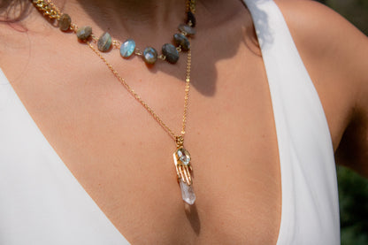 Presencia. Collar con prasiolita, topacio blanco y mano