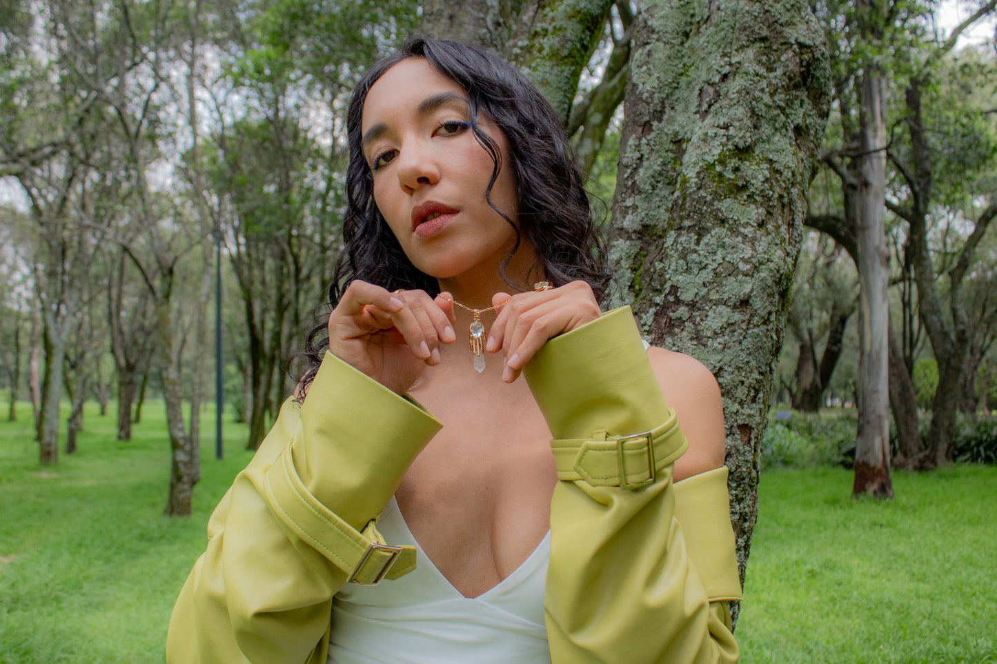 Presencia. Collar con prasiolita, topacio blanco y mano