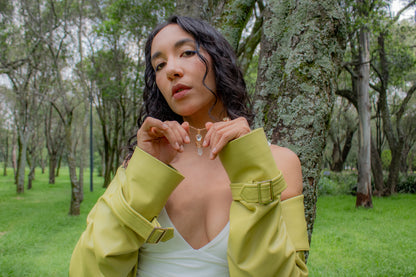 Presencia. Collar con prasiolita, topacio blanco y mano