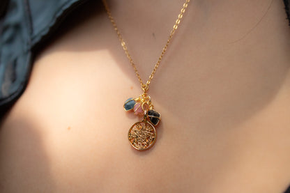 Collar con turmalina azul, negra y rosa y dije de Tetragrámaton