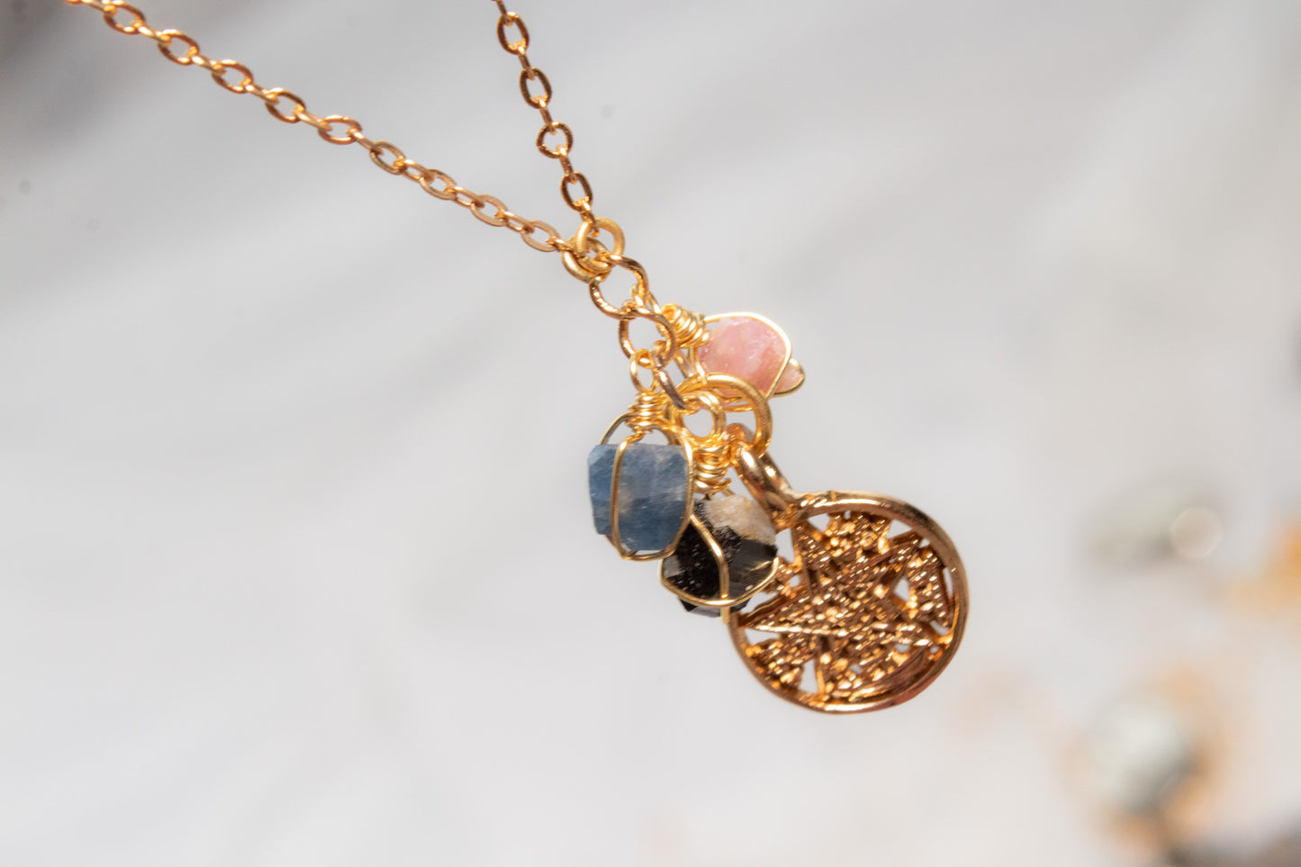 Collar con turmalina azul, negra y rosa y dije de Tetragrámaton