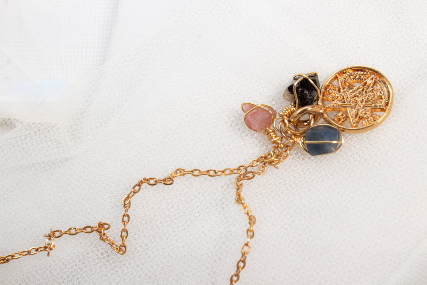 Collar con turmalina azul, negra y rosa y dije de Tetragrámaton