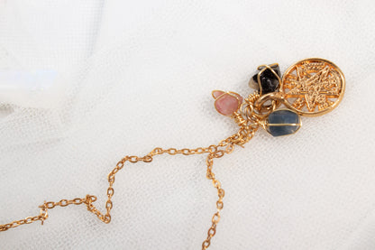 Collar con turmalina azul, negra y rosa y dije de Tetragrámaton
