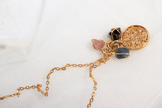 Collar con turmalina azul, negra y rosa y dije de Tetragrámaton