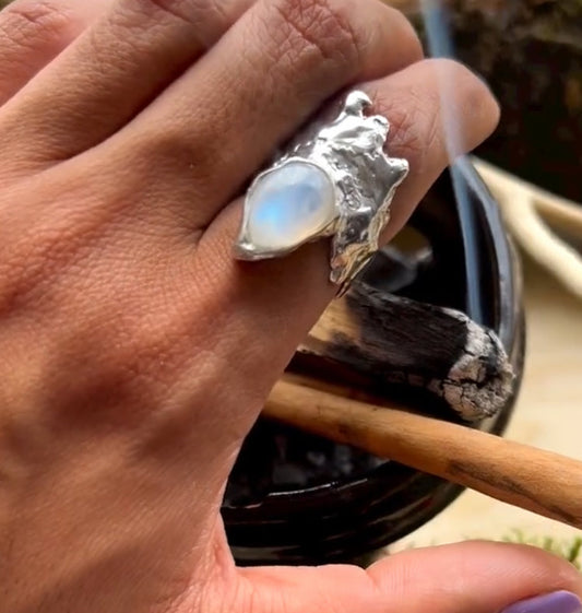 Eternal. Anillo de plata con piedra luna