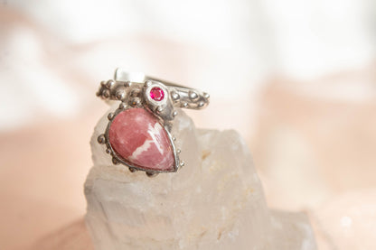 Corazón. Anillo de rodocrosita con rubí