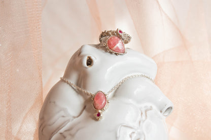 Corazón. Anillo de rodocrosita con rubí