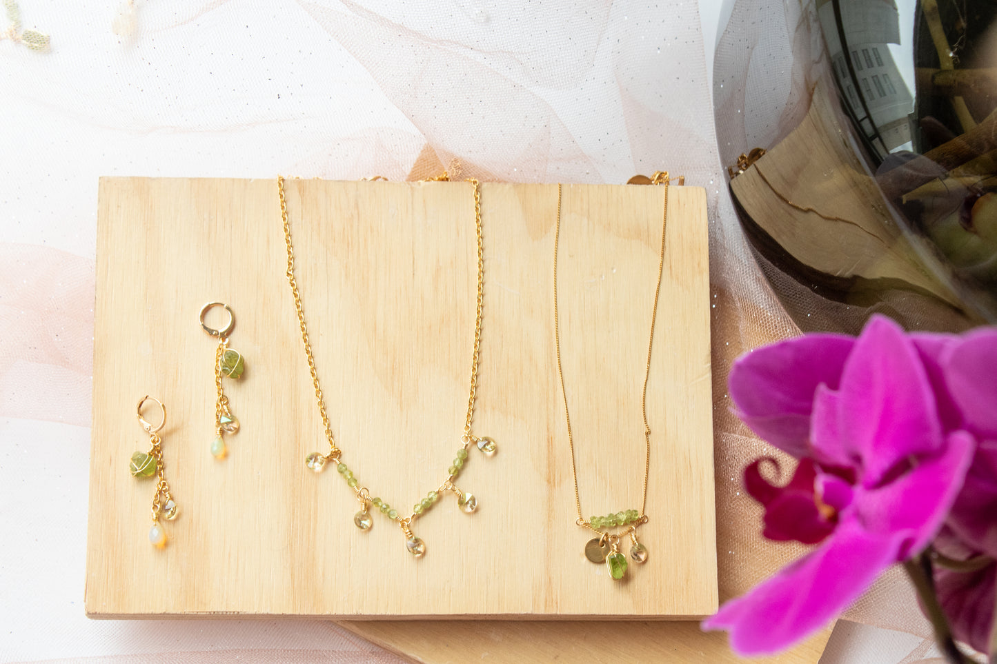 Radiance. Necklace with peridot and swarovskis 