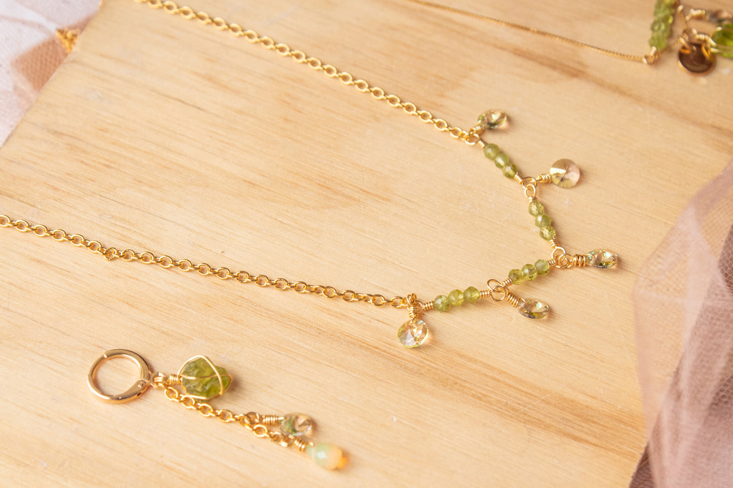 Radiance. Necklace with peridot and swarovskis 