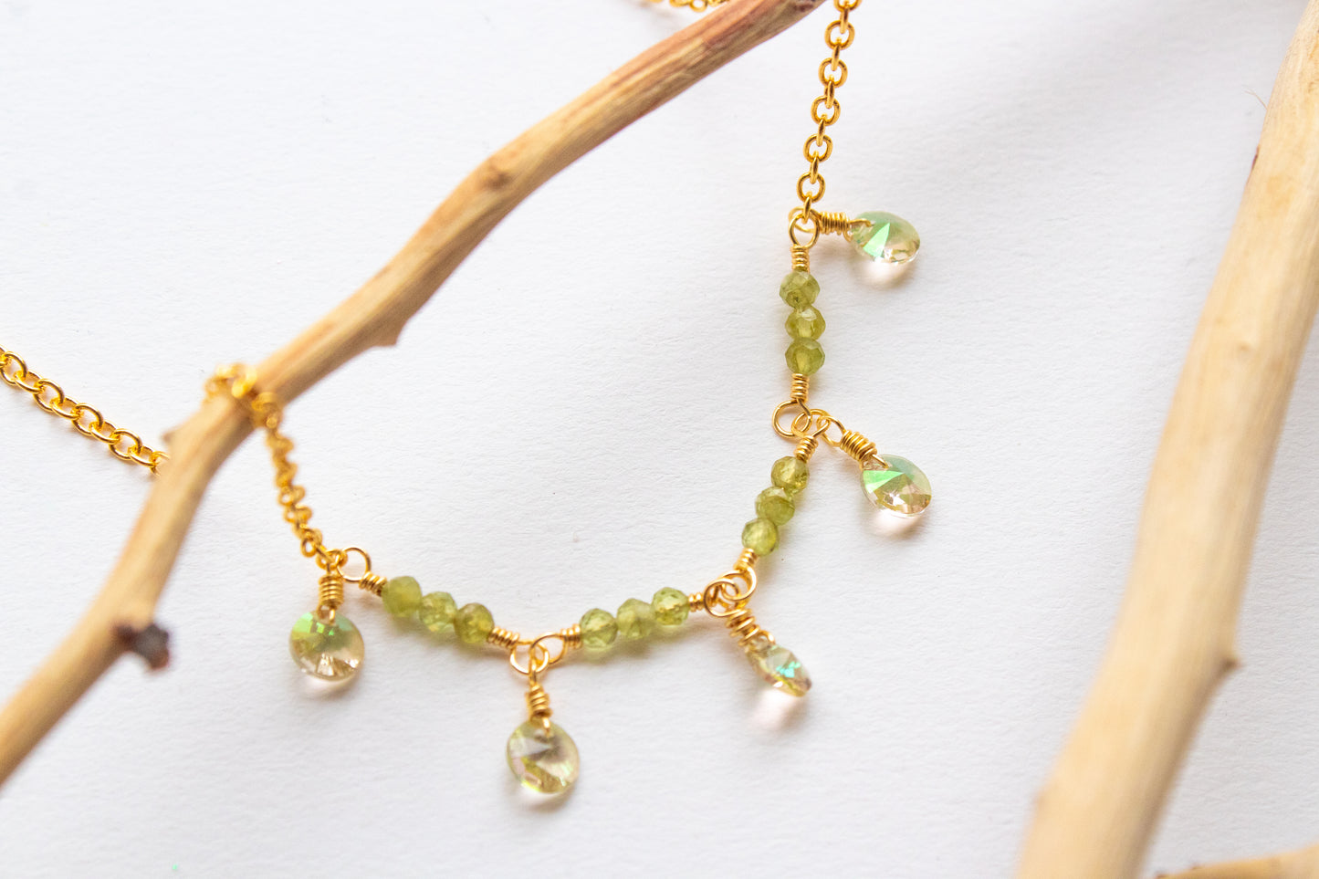 Radiance. Necklace with peridot and swarovskis 