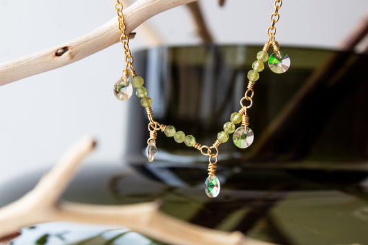 Radiance. Necklace with peridot and swarovskis 