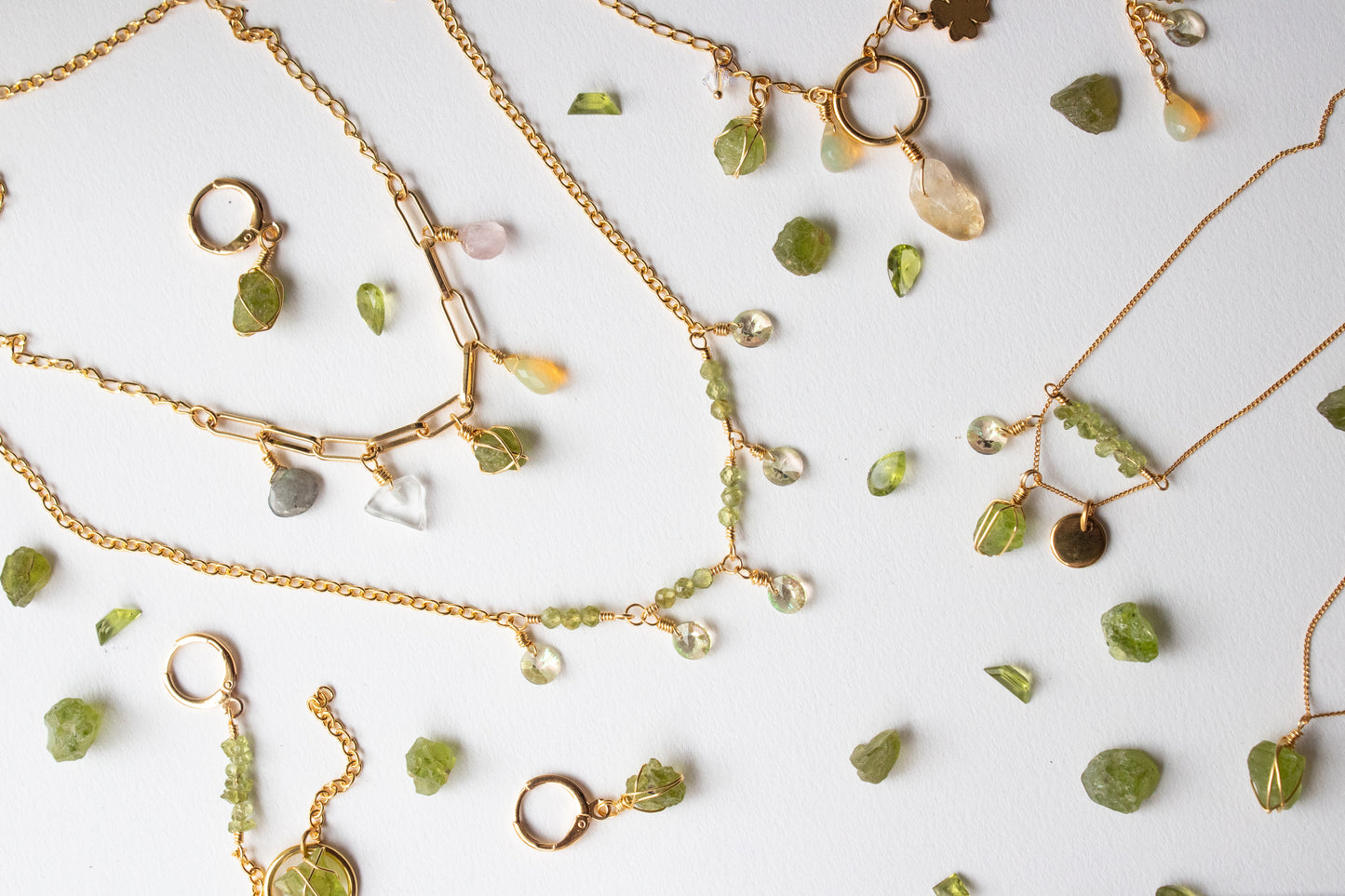 Radiance. Necklace with peridot and swarovskis 