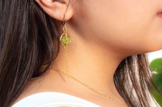 Eufrósine. Aretes huggies con peridoto