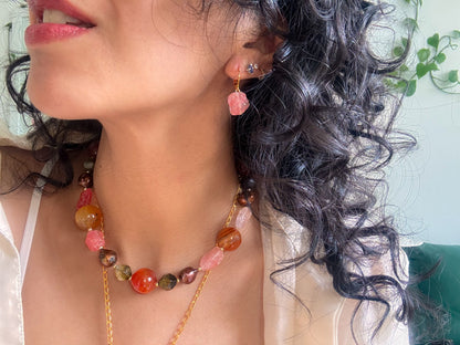 Dulzura. Aretes huggies con cuarzo fresa