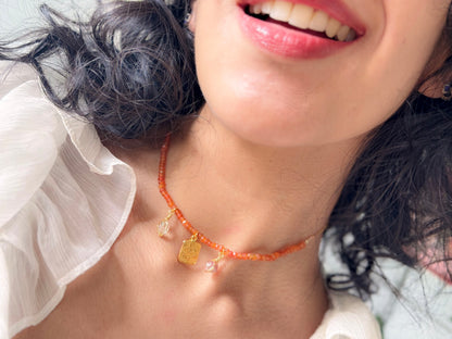 Encanto. Collar de cornalina con dije de la suerte, herkimer y topacio