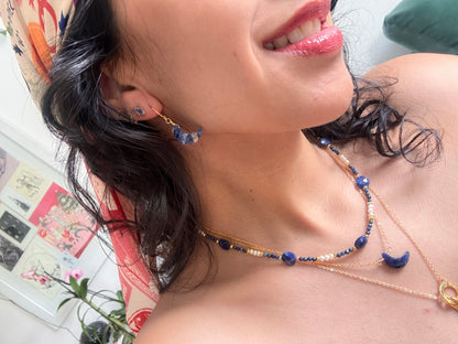 Meditación. Aretes huggies con luna de sodalita