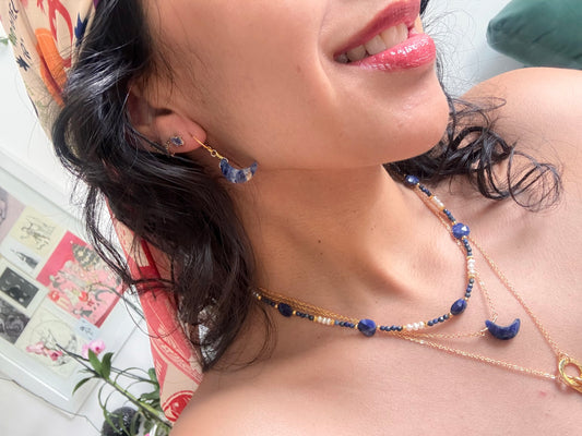 Meditación. Aretes huggies con luna de sodalita