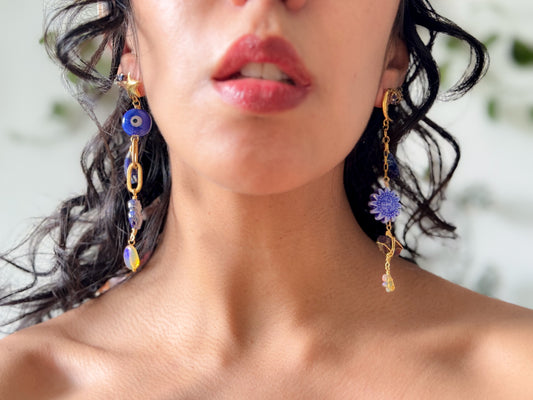 Meditación. Aretes sol y luna con sodalita, calcopirita, ópalos y ojo azul rey de murano