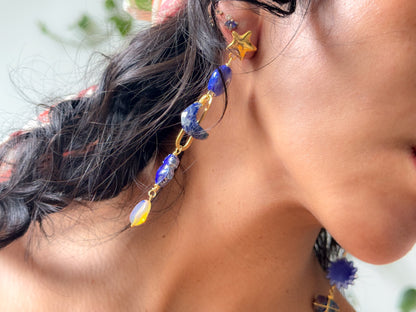 Meditación. Aretes luna y estrella con sodalita, calcopirita, ópalos y ojo azul rey de murano
