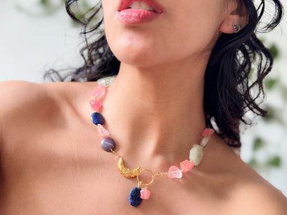 Nebulosa. Collar con dije de luna, sodalita, cuarzo fresa, amatista y prenhita