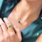 Guardiana. Anillo con dije de mano con malaquita