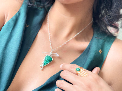 Cascada. Collar con malaquita y cuarzo blanco