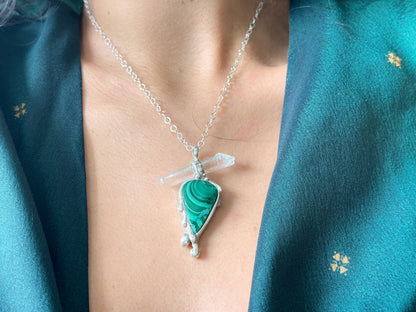 Cascada. Collar con malaquita y cuarzo blanco