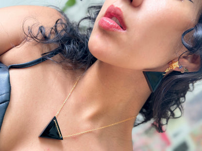 Murmullo. Collar con obsidiana triangular