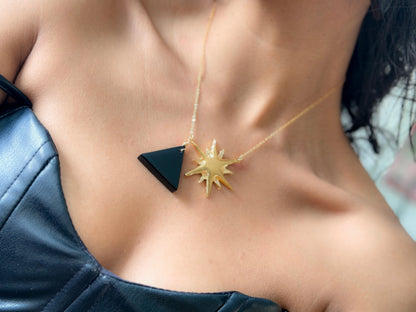 Murmullo. Collar con dije de sol y obsidiana