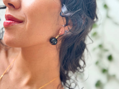 Umbral. Aretes huggies con ágata negra