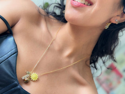 Rocío. Collar con dije de sol, ojo de tigre, danburita y pirita