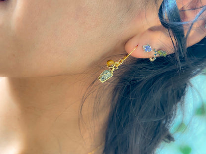 Rocío. Aretes huggies con pirita y ojo de tigre