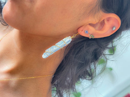 Sintonía. Aretes huggies de cianita