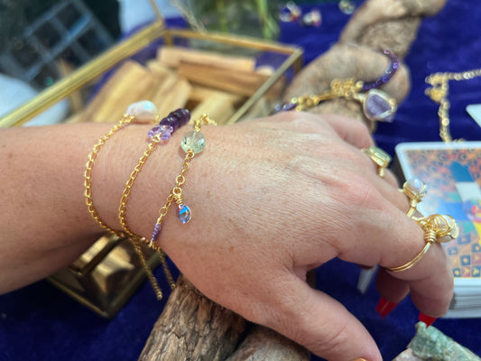 Amaité. Pulsera con prenhita, circonias, amatista, ópalo y cristal swarovski