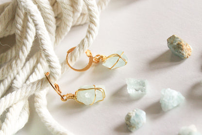 Maia. Aretes huggies con aguamarina