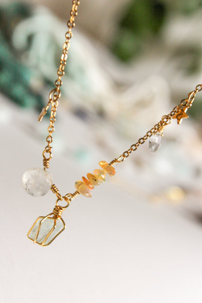 Alana. Collar con aguamarina, piedra luna, ópalo y swarovski