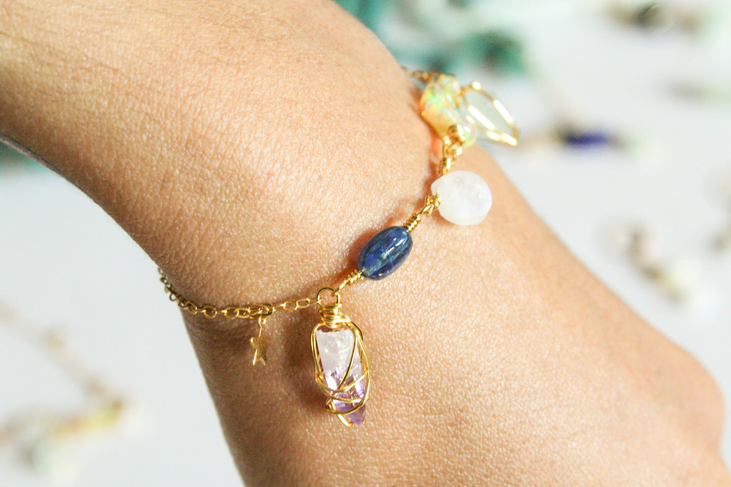 Alana. Pulsera con amatista, cianita, piedra luna, ópalos y aguamarina