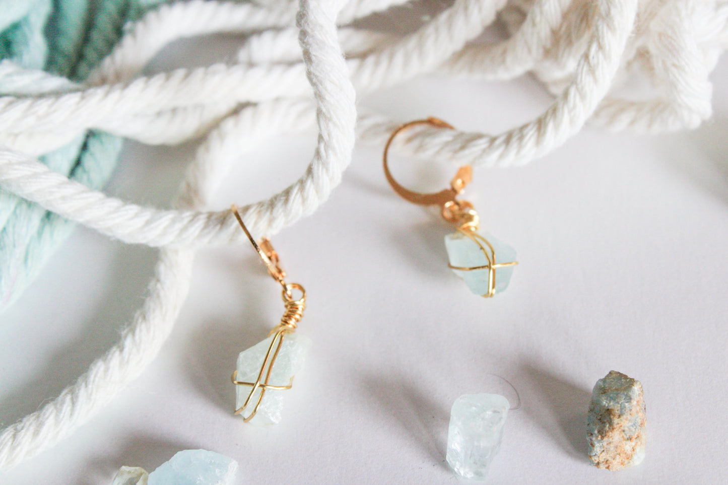 Maia. Aretes huggies con aguamarina