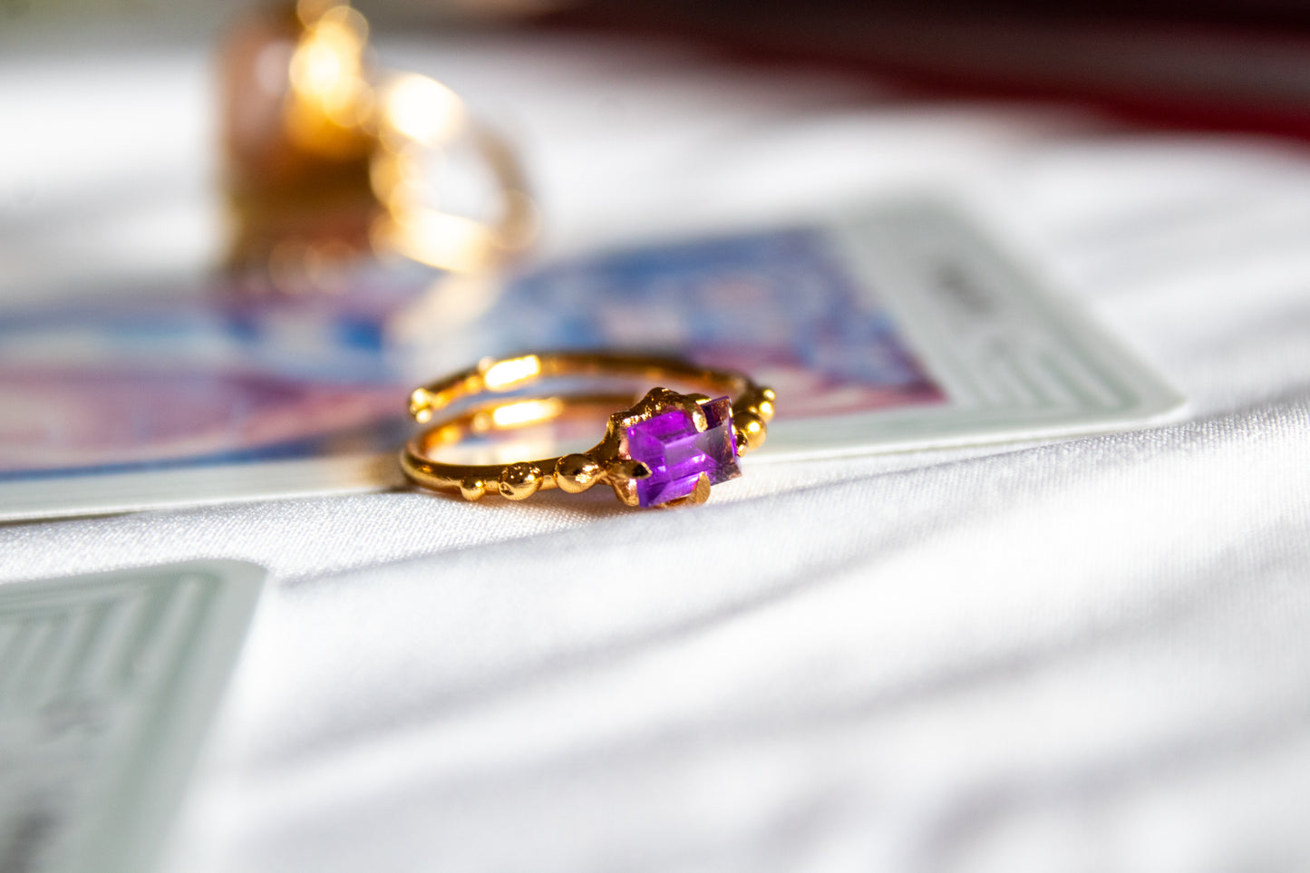 Luz Violeta. Anillo con amatista