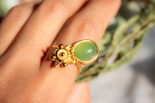 Estrella del Bosque. Anillo con calcedonia verde