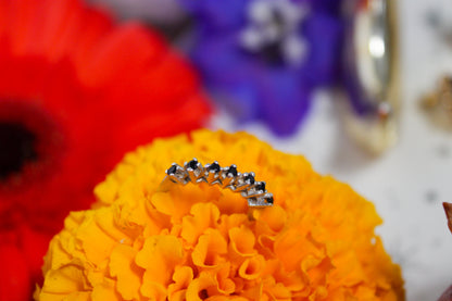 Anillo de circonias negras