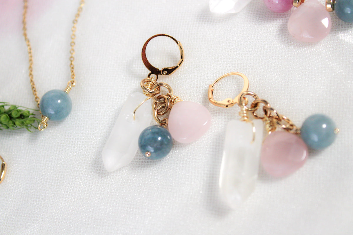 Aretes Huggies de jade, czo rosa y blanco