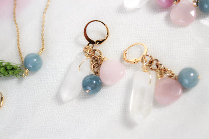 Aretes Huggies de jade, czo rosa y blanco