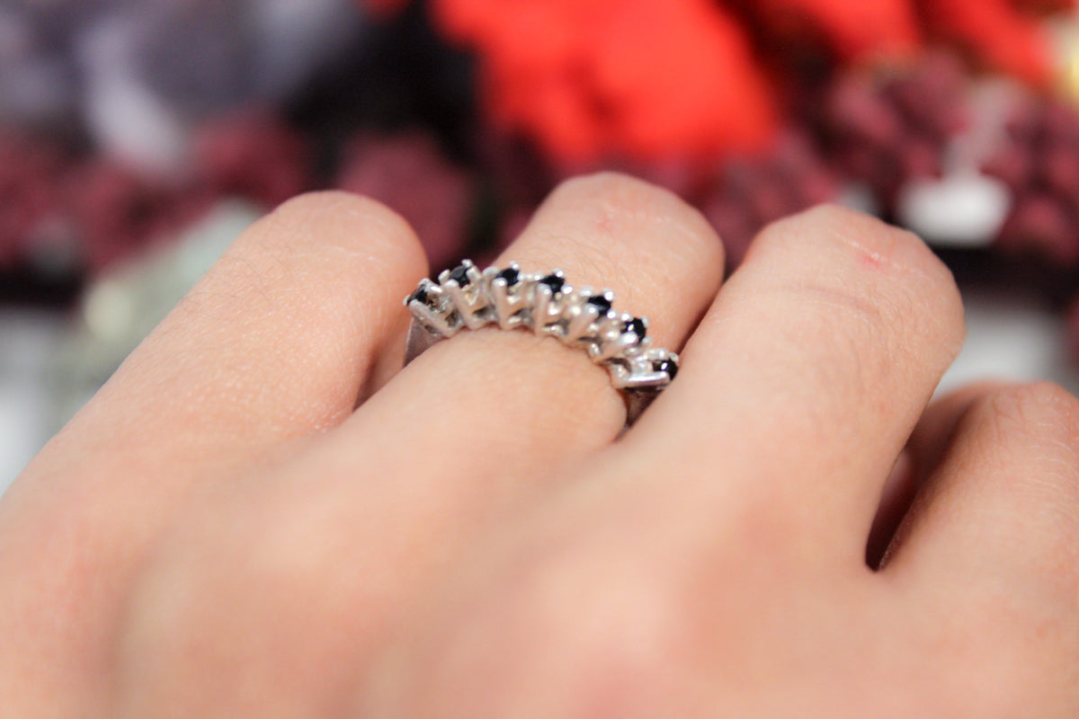 Anillo de circonias negras