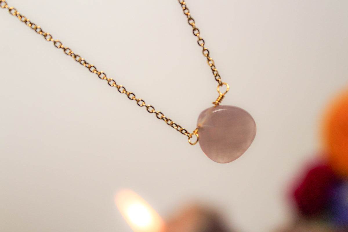 Collar minimalista de cuarzo rosa