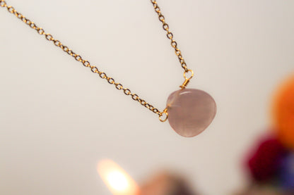 Collar minimalista de cuarzo rosa