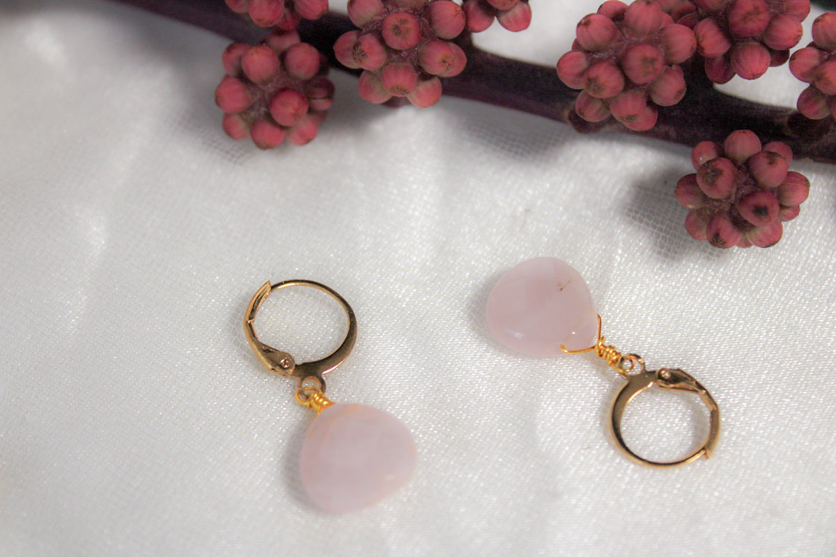 Aretes Huggies de cuarzo rosa