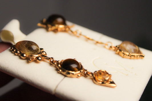 Cosecha. Aretes de ojo de tigre, cuarzo rutilado y citrino