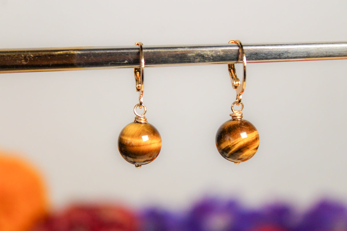 Aretes Huggies de ojo de tigre