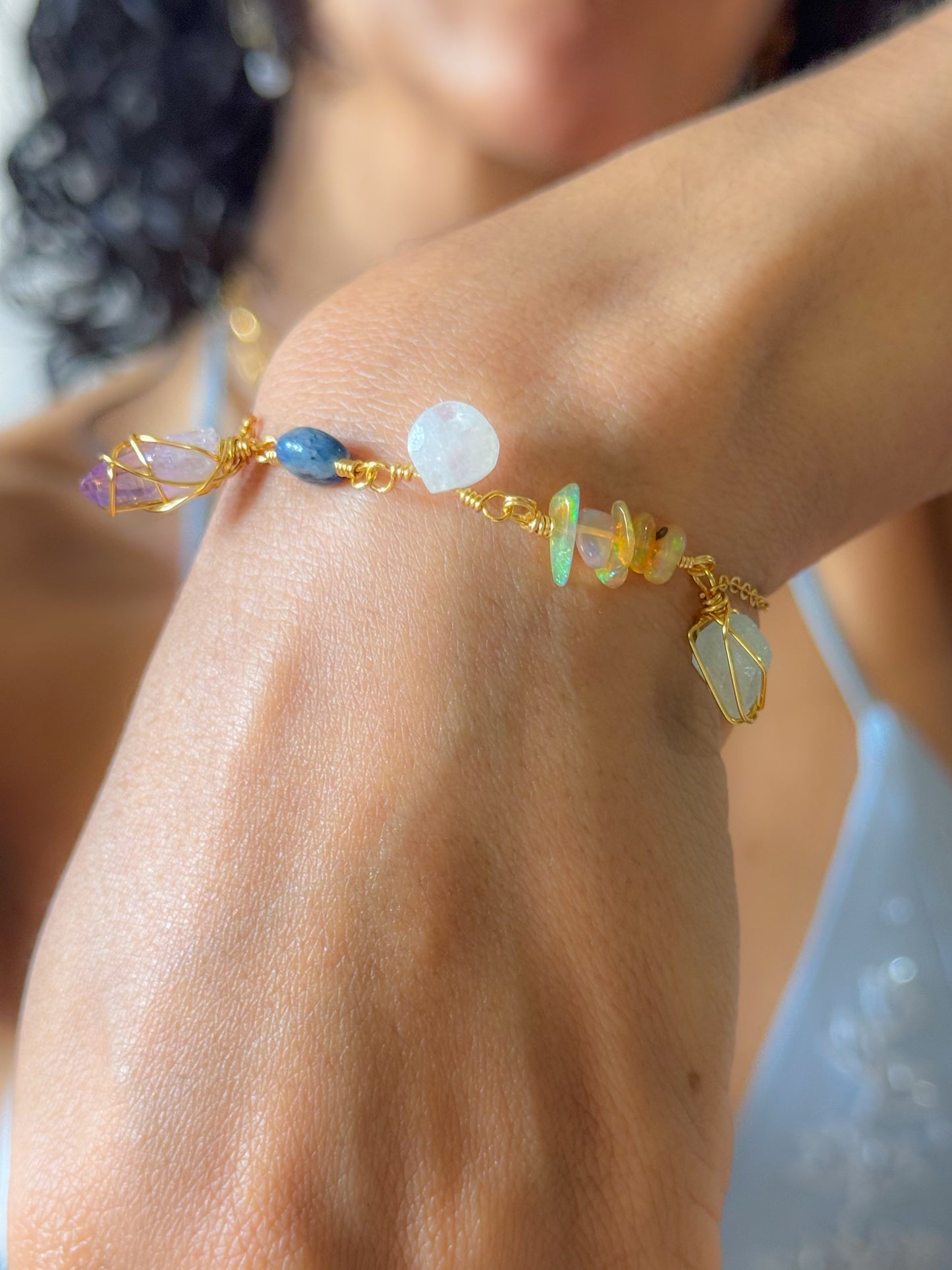 Alana. Pulsera con amatista, cianita, piedra luna, ópalos y aguamarina